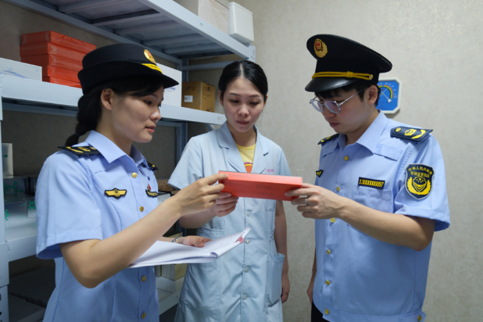 圖為該局執(zhí)法人員在醫(yī)療美容機(jī)構(gòu)檢查醫(yī)療器械產(chǎn)品，并向從業(yè)人員進(jìn)行科普相關(guān)知識(shí)。