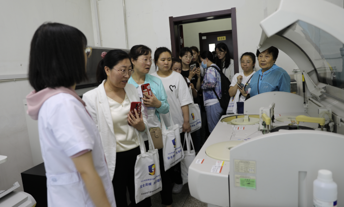 圖為群眾參觀化學(xué)性能檢驗(yàn)室檢驗(yàn)儀器設(shè)備。（葉陽(yáng)歡攝）