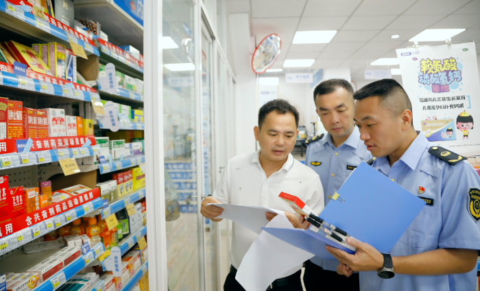 圖為7月20日，該局執(zhí)法人員在一家藥店查看含興奮劑藥品銷售情況。