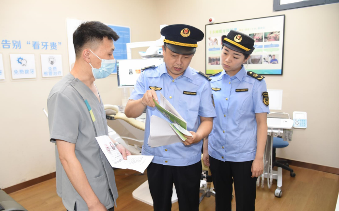 圖為該局執(zhí)法人員在一家口腔診所檢查其藥械采購索證索票情況。