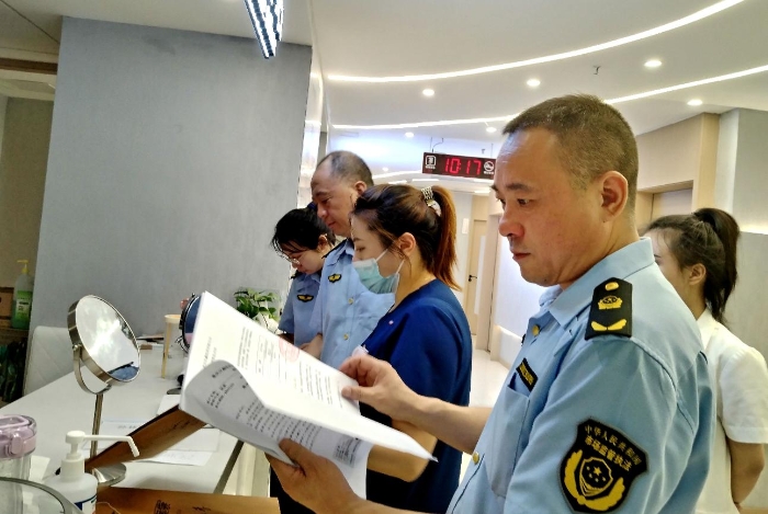 圖為7月31日，執(zhí)法人員在一家A型肉毒毒素使用單位進(jìn)行檢查。