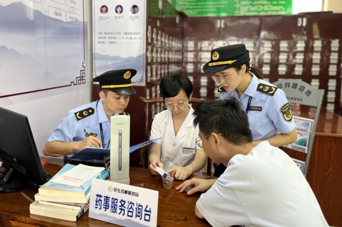 圖為該局工作人員正在當(dāng)?shù)匾患疑鐓^(qū)藥事服務(wù)站和當(dāng)值醫(yī)護(hù)人員指導(dǎo)患者購(gòu)藥用藥。