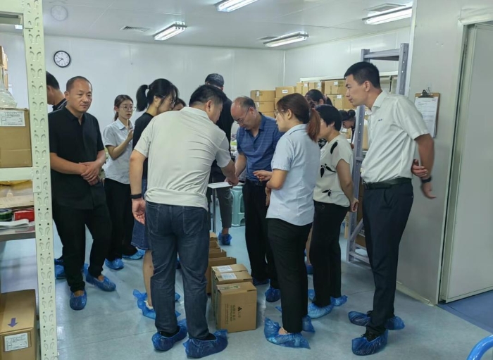 圖為參會代表在UDI實(shí)施示范單位現(xiàn)場觀摩學(xué)習(xí)。