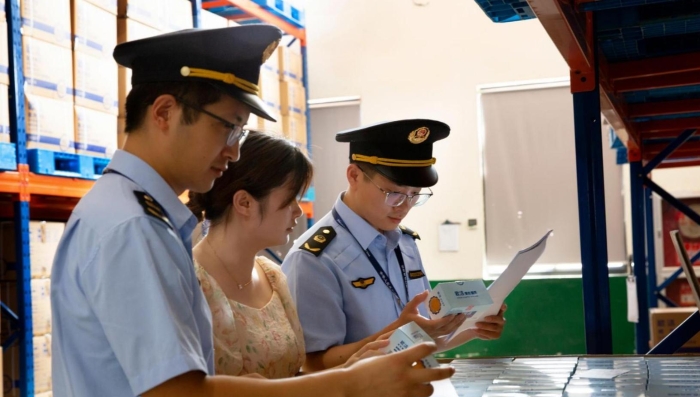 圖為8月11日該局執(zhí)法人員在醫(yī)療器械生產(chǎn)企業(yè)開(kāi)展執(zhí)法檢查。