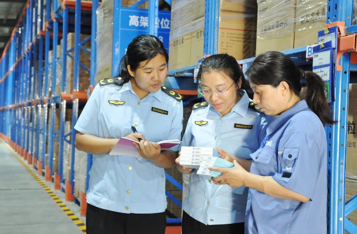 圖為執(zhí)法人員在一家中成藥生產(chǎn)企業(yè)進行現(xiàn)場檢查和監(jiān)督抽樣。