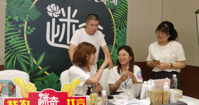 圖為直播間開通當(dāng)天，來自京津冀三地殘疾人共同直播的場景。