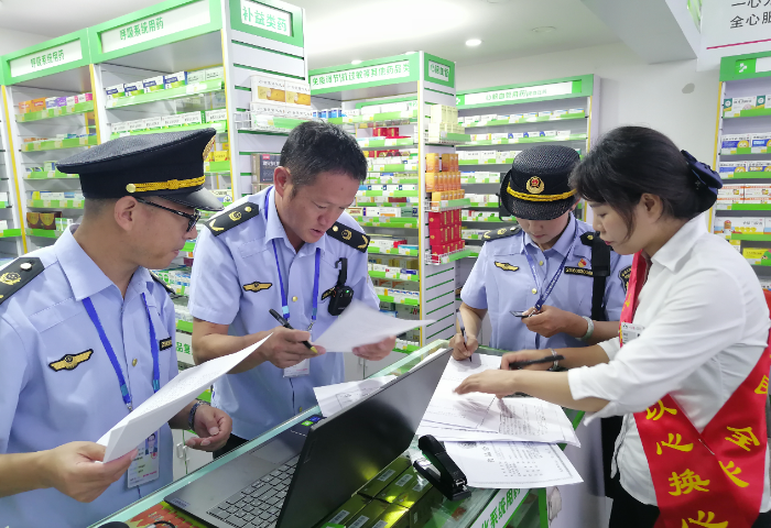 圖為現(xiàn)場模擬執(zhí)法實操比武環(huán)節(jié)，執(zhí)法人員現(xiàn)場檢查發(fā)現(xiàn)案源并現(xiàn)場制作提交檢查筆錄。