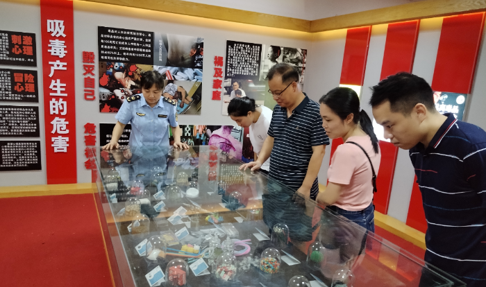 圖為該局組織干部職工走進(jìn)禁毒教育基地參觀。