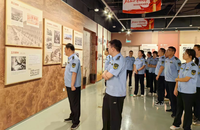 圖為第一監(jiān)管辦黨支部黨員在濱海文化中心參觀。