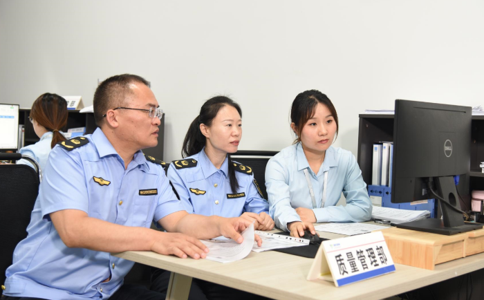 圖為9月4日，執(zhí)法人員在一家醫(yī)療器械經(jīng)營(yíng)企業(yè)檢查其質(zhì)量保障體系運(yùn)行情況。