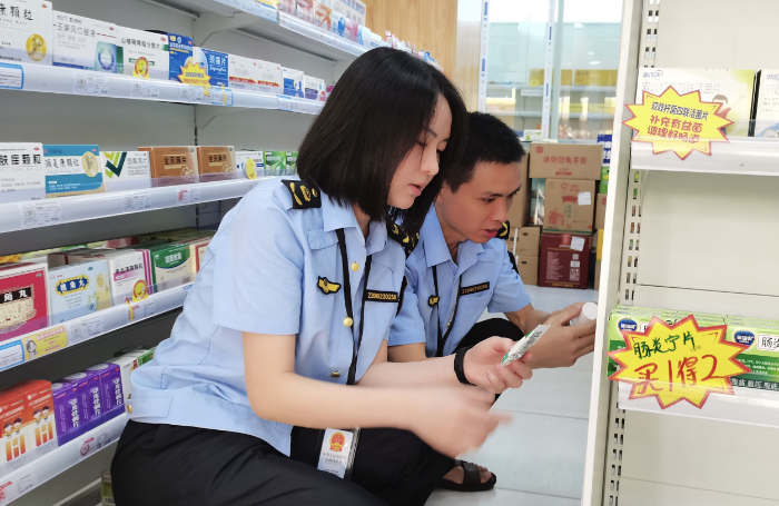 圖為9月4日，該局義和街道市場監(jiān)管所執(zhí)法人員在一家藥店檢查藥品質量。