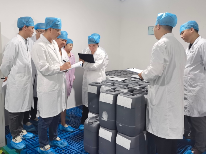 圖為執(zhí)法人員檢查企業(yè)質(zhì)量體系建設(shè)情況。