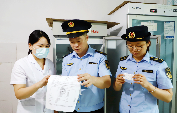 圖為9月15日，該局執(zhí)法人員在水北鎮(zhèn)中心衛(wèi)生院檢查疫苗購進、驗收等臺賬記錄。