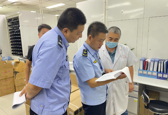 圖為該局執(zhí)法人員在薊州區(qū)人民醫(yī)院檢查麻精藥品的使用記錄。