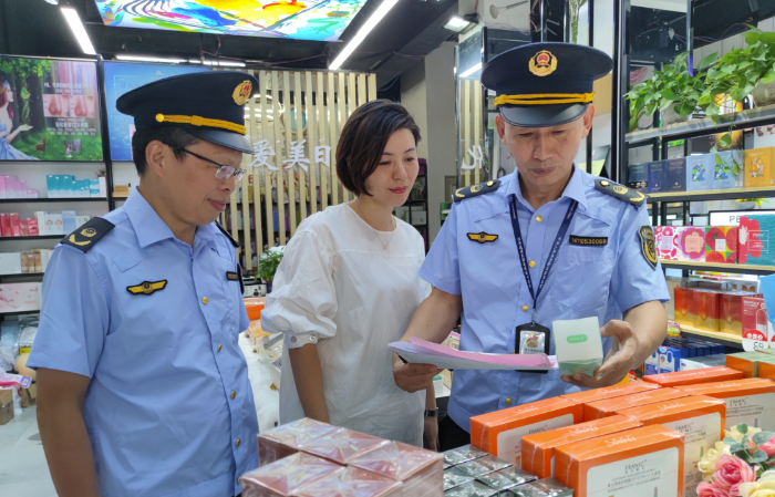 圖為9月25日，執(zhí)法人員在一家化妝品專賣店檢查化妝品標(biāo)簽標(biāo)識。
