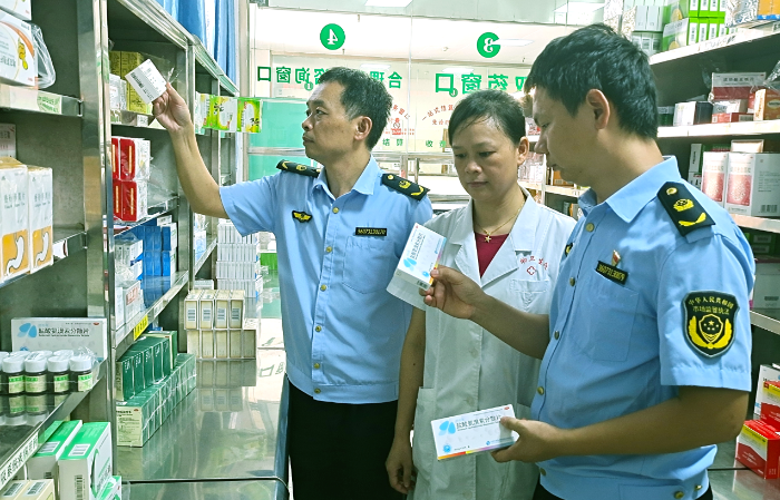 圖為該局執(zhí)法人員在一家藥店檢查藥品質(zhì)量。