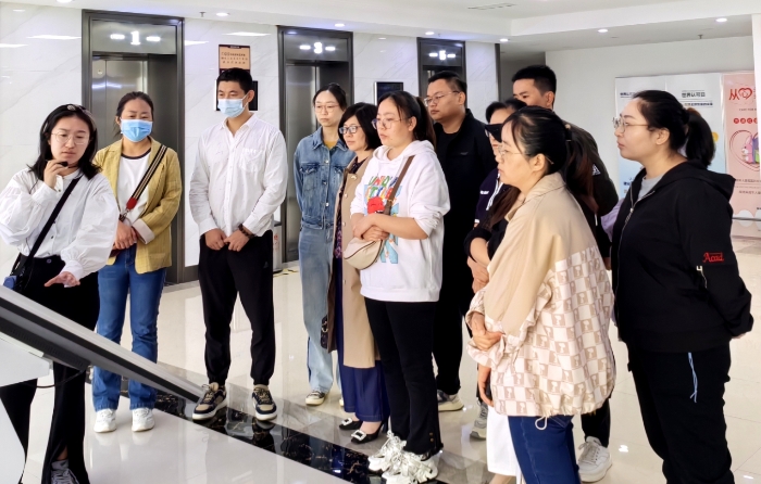 圖為工作人員為代表們現(xiàn)場講解藥品檢驗檢測、大型儀器使用維護(hù)、用藥常識等。