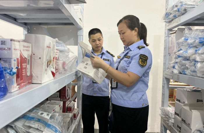 圖為該局執(zhí)法人員在一家醫(yī)療器械經(jīng)營企業(yè)檢查儲(chǔ)存環(huán)境。