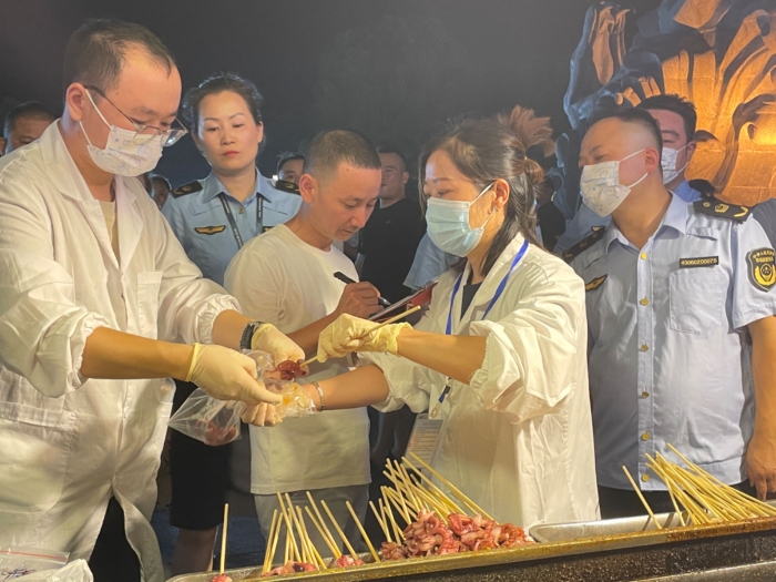 岳陽:夜市食品快檢守護“煙火氣” 助推“夜經(jīng)濟” 岳陽:夜市食品快檢守護“煙火氣” 助推“夜經(jīng)濟”