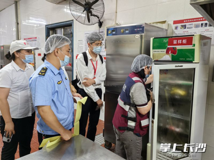 開福區(qū)市場(chǎng)監(jiān)督管理局和區(qū)疾控中心等工作人員前往學(xué)校食堂，抽樣檢查了可疑的食品留樣和餐具。長沙晚報(bào)通訊員　黃勇軍　攝