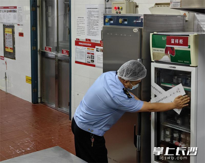 開福區(qū)市場(chǎng)監(jiān)督管理局“查封”了食堂食品留樣專柜冰箱。長沙晚報(bào)通訊員　黃勇軍　攝