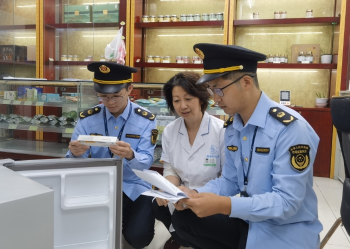 圖為執(zhí)法人員在一家藥店對利拉魯肽注射液的購進票據(jù)、處方審核、銷售記錄等進行檢查，同時排查利拉魯肽注射液線上銷售情況。