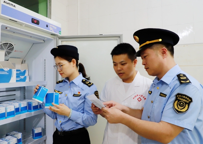 圖為10月9日，執(zhí)法人員對一家鄉(xiāng)鎮(zhèn)衛(wèi)生院的體外診斷試劑進(jìn)行檢查。