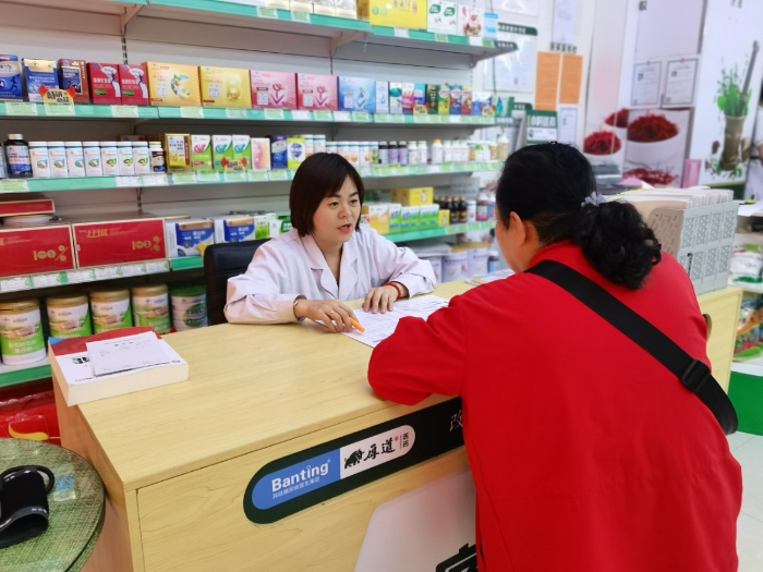 5.2、內(nèi)蒙古自治區(qū)-內(nèi)蒙古厚道醫(yī)藥連鎖有限責(zé)任公司-任翠鳳-工作照