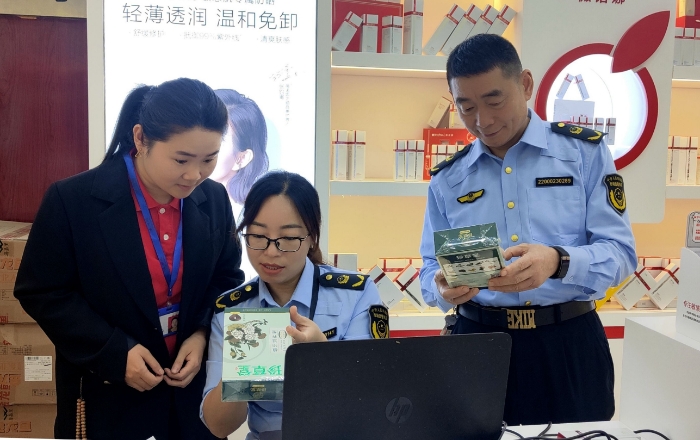 圖為10月24日，該局執(zhí)法人員在一家化妝品專(zhuān)賣(mài)店抽取化妝品樣本。