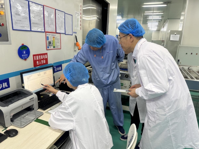 圖為監(jiān)管人員在對(duì)新上市輸液產(chǎn)品的最終滅菌曲線進(jìn)行核查，確保滅菌的有效性。