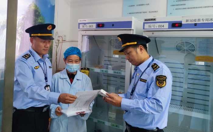 圖為10月30日該局執(zhí)法人員在白舍鎮(zhèn)中心衛(wèi)生院檢查疫苗質(zhì)量情況。