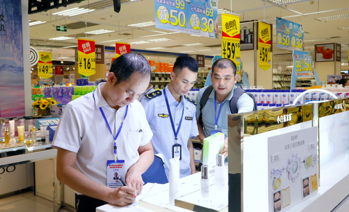 圖為評(píng)定組工作人員在一家化妝品經(jīng)營(yíng)場(chǎng)所進(jìn)行現(xiàn)場(chǎng)評(píng)定檢查產(chǎn)品合規(guī)性。