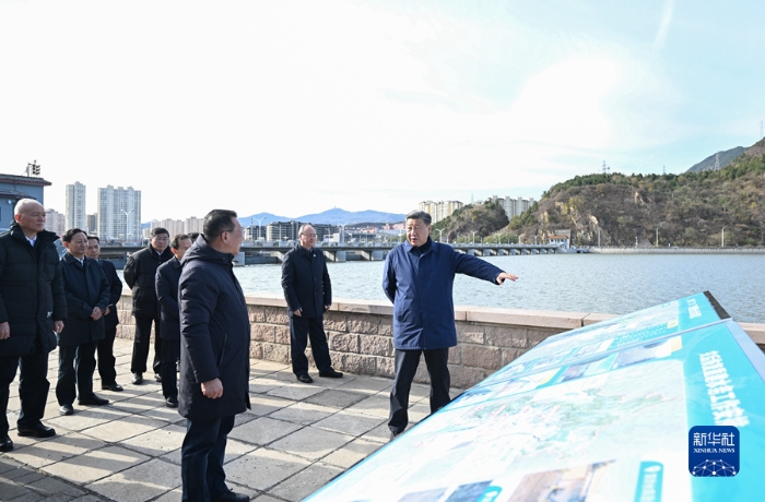 11月10日，中共中央總書記、國家主席、中央軍委主席習近平在北京、河北考察災后恢復重建工作。這是10日上午，習近平在北京門頭溝永定河三家店引水樞紐考察。新華社記者 燕雁 攝