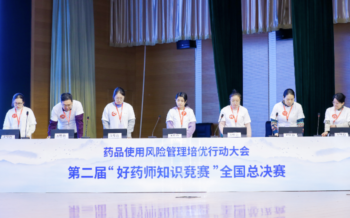 圖為決賽第三輪搶答環(huán)節(jié)，藥店組選手聽(tīng)題準(zhǔn)備搶答。