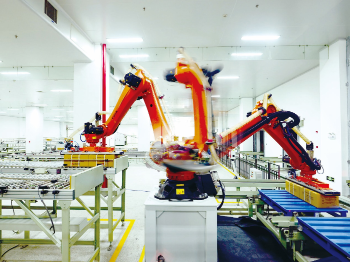 圖為龍鳳堂廣泛應(yīng)用機(jī)器人保障生產(chǎn)全流程質(zhì)量穩(wěn)定。