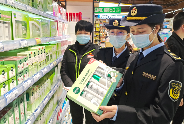 圖為11月22日，該局執(zhí)法人員在一家化妝品專賣店檢查產(chǎn)品標(biāo)簽。