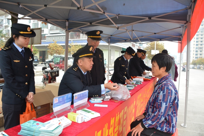 圖為該局工作人員向前來(lái)咨詢的群眾講解安全用藥知識(shí)。