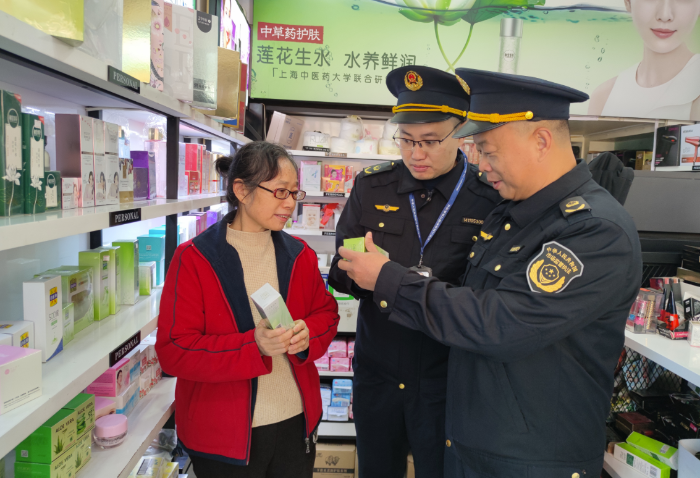 圖為11月29日，該局執(zhí)法人員在一家化妝品專賣店檢查產(chǎn)品標簽。