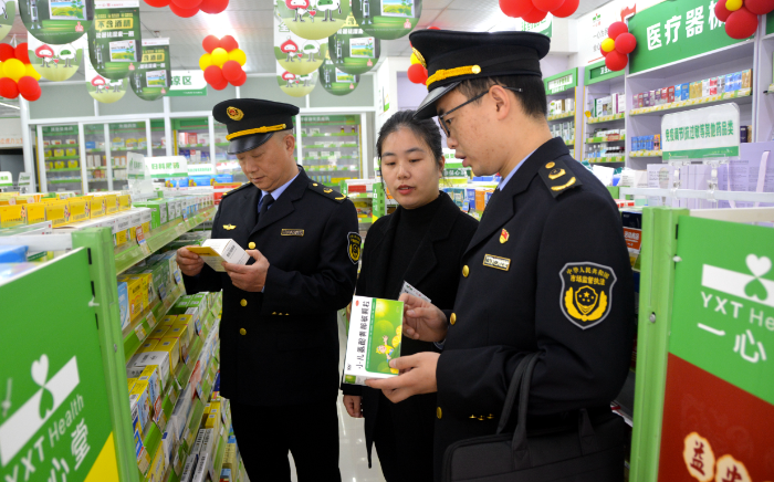 圖為11月29日，該局執(zhí)法人員在一家藥店檢查兒童藥品質(zhì)量。