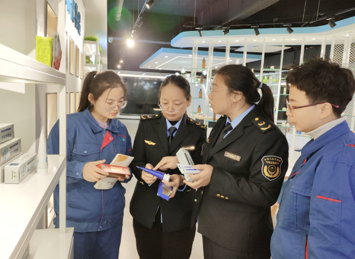 圖為該局監(jiān)管人員對(duì)企業(yè)牙膏標(biāo)簽、配方標(biāo)識(shí)進(jìn)行現(xiàn)場(chǎng)指導(dǎo)。