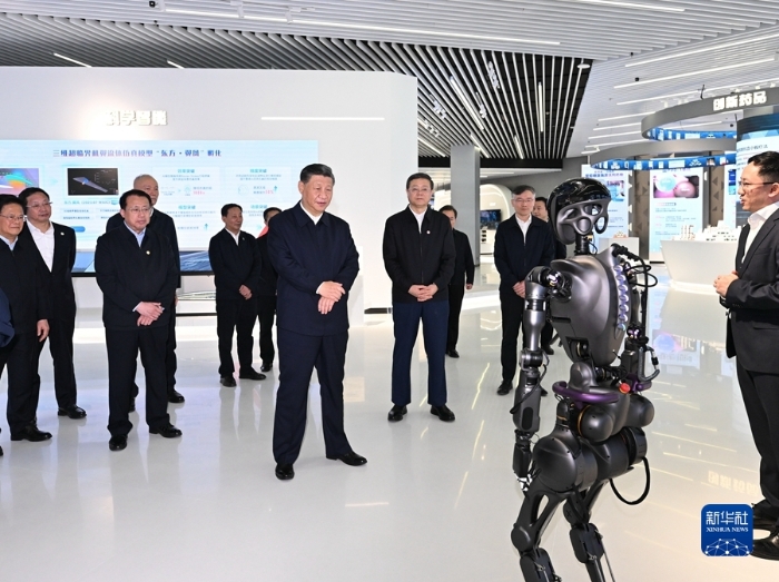 11月28日至12月2日，中共中央總書記、國(guó)家主席、中央軍委主席習(xí)近平在上?？疾?。這是11月28日下午，習(xí)近平在浦東新區(qū)張江科學(xué)城參觀上?？萍紕?chuàng)新成果展。新華社記者 謝環(huán)馳 攝