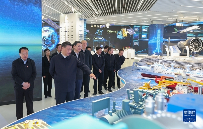 11月28日至12月2日，中共中央總書記、國(guó)家主席、中央軍委主席習(xí)近平在上?？疾臁＿@是11月28日下午，習(xí)近平在浦東新區(qū)張江科學(xué)城參觀上?？萍紕?chuàng)新成果展。新華社記者 王曄 攝1