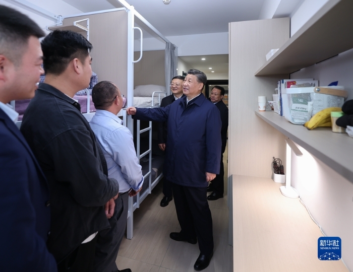 11月28日至12月2日，中共中央總書記、國(guó)家主席、中央軍委主席習(xí)近平在上?？疾?。這是11月29日下午，習(xí)近平在閔行區(qū)新時(shí)代城市建設(shè)者管理者之家考察時(shí)，在社區(qū)宿舍型出租房源租戶的住房，了解在此居住的城市一線工作者的生活狀況。新華社記者 鞠鵬 攝