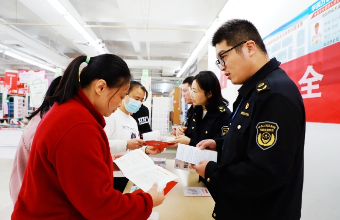 圖為工作人員現(xiàn)場(chǎng)解答藥品安全相關(guān)問(wèn)題。