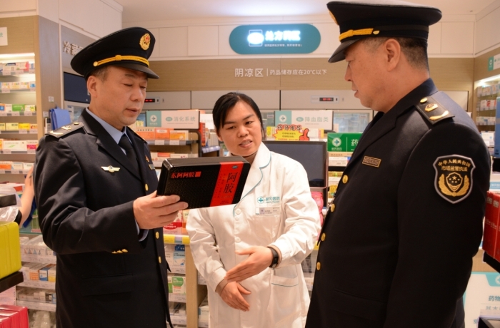 圖為12月5日，執(zhí)法人員在一家藥品經(jīng)營(yíng)企業(yè)檢查補(bǔ)益藥
