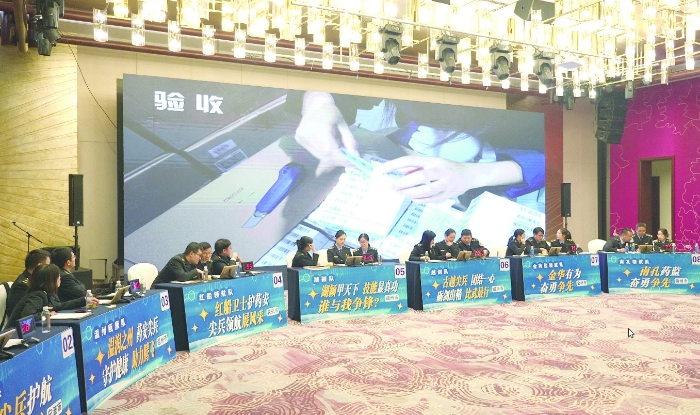 圖①為今年11月15日，浙江省職業(yè)檢查“尖兵領(lǐng)航”藥品流通檢查技能比武在嘉興舉行。圖為技能比武現(xiàn)場。