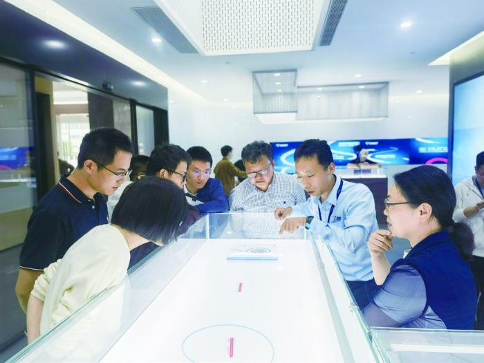 圖②為今年5月22日，在無菌醫(yī)療器械產(chǎn)品實訓(xùn)現(xiàn)場，專家在為參訓(xùn)學(xué)員講解檢查要點。