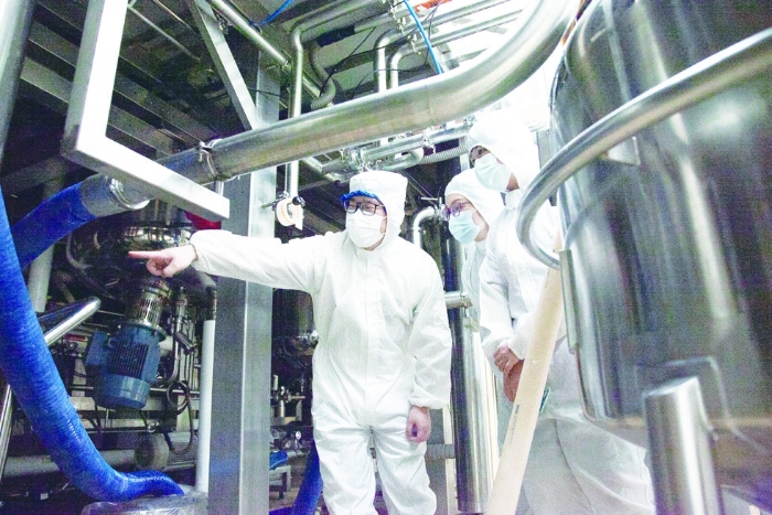 圖③為今年6月16日，浙江省藥品檢查中心組織檢查員對化妝品生產(chǎn)企業(yè)進行現(xiàn)場檢查。