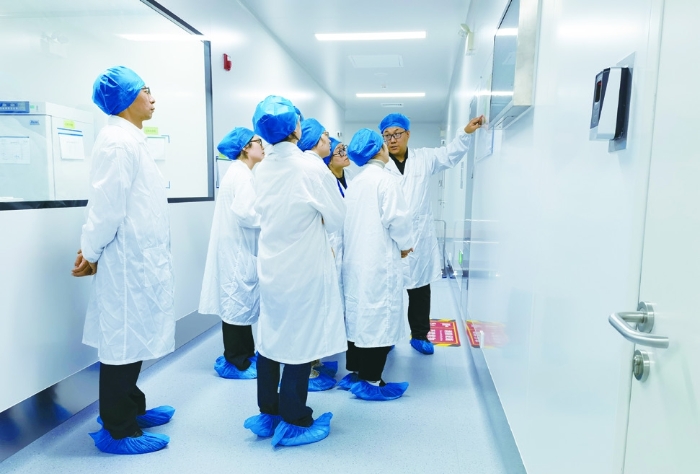 圖④為今年9月20日，浙江省藥品檢查中心組織人員走進藥品生產(chǎn)企業(yè)開展調(diào)研服務(wù)。圖片由浙江省藥品檢查中心提供