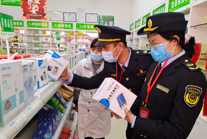 圖為12月26日，該局執(zhí)法人員在一家醫(yī)療器械經(jīng)營企業(yè)檢查產(chǎn)品質(zhì)量。